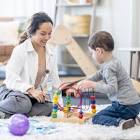 Profissional realizando avaliação infantil