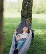 Pessoa relaxando ao ar livre